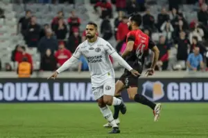 Náutico fecha com Juninho após lesão e reforça elenco para Série B