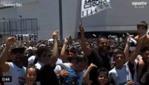 Sob forte calor, festa do Corinthians têm torcedores passando mal