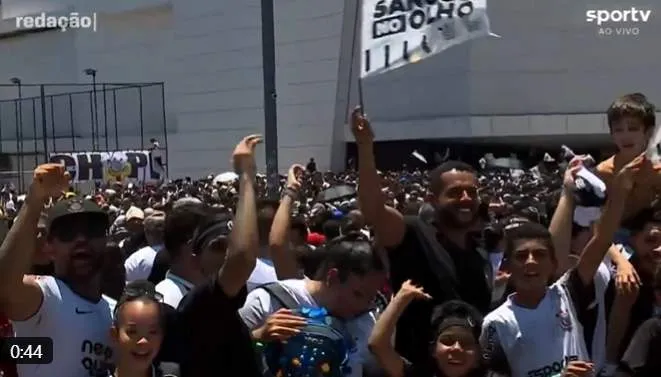 Sob forte calor, festa do Corinthians têm torcedores passando mal