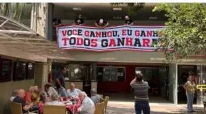 Sócios do São Paulo protestam após escândalo dos camarotes