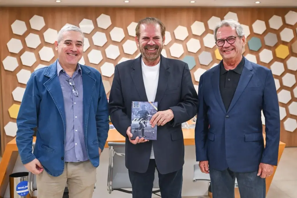 FI CULTURA: Presidente da FPF recebe biografia de Sérgio Clérice de Rodrigo Viana