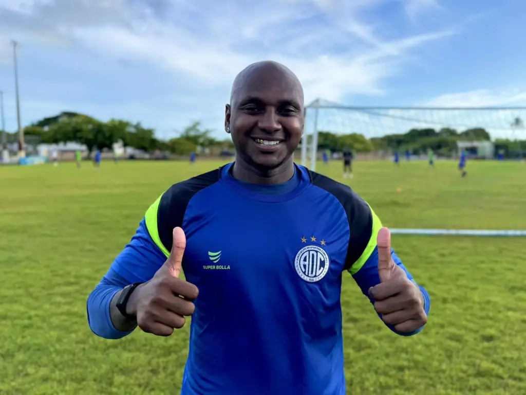 Sassá desembarca em Aracaju e é confirmado por time sergipano