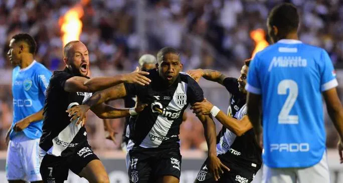 ESPECIAL PONTE PRETA: Um título brasileiro para chamar de seu! 4 Toró sai para festejar 1º gol. Foto: Marcos Ribolli/Ponte Preta