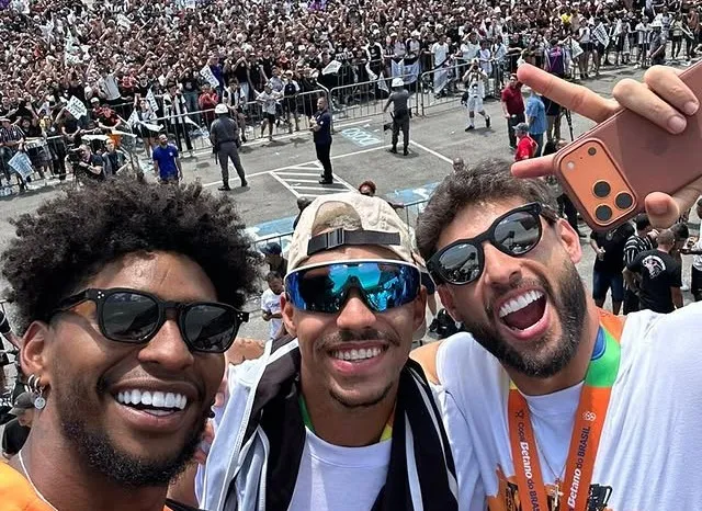 Trio Corinthians contido PM