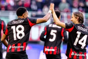 ITALIANO: Milan bate o Verona e 'seca' a Inter para fechar o ano à frente