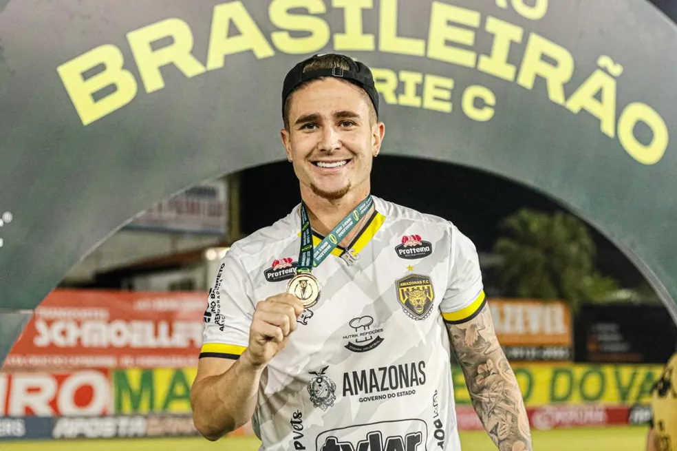Guarani define renovação com Renan Castro para 2026 2 Renan Castro, lateral-esquerdo campeão da Série C com o Amazonas — Foto: João Normando