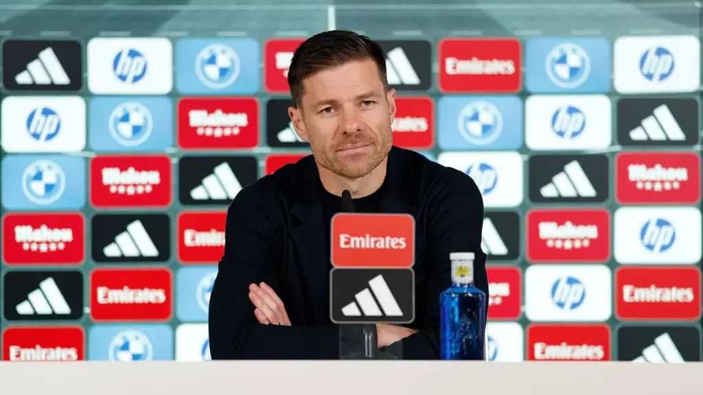 Xabi Alonso evita polêmica após risadas de Vini Júnior no banco: 