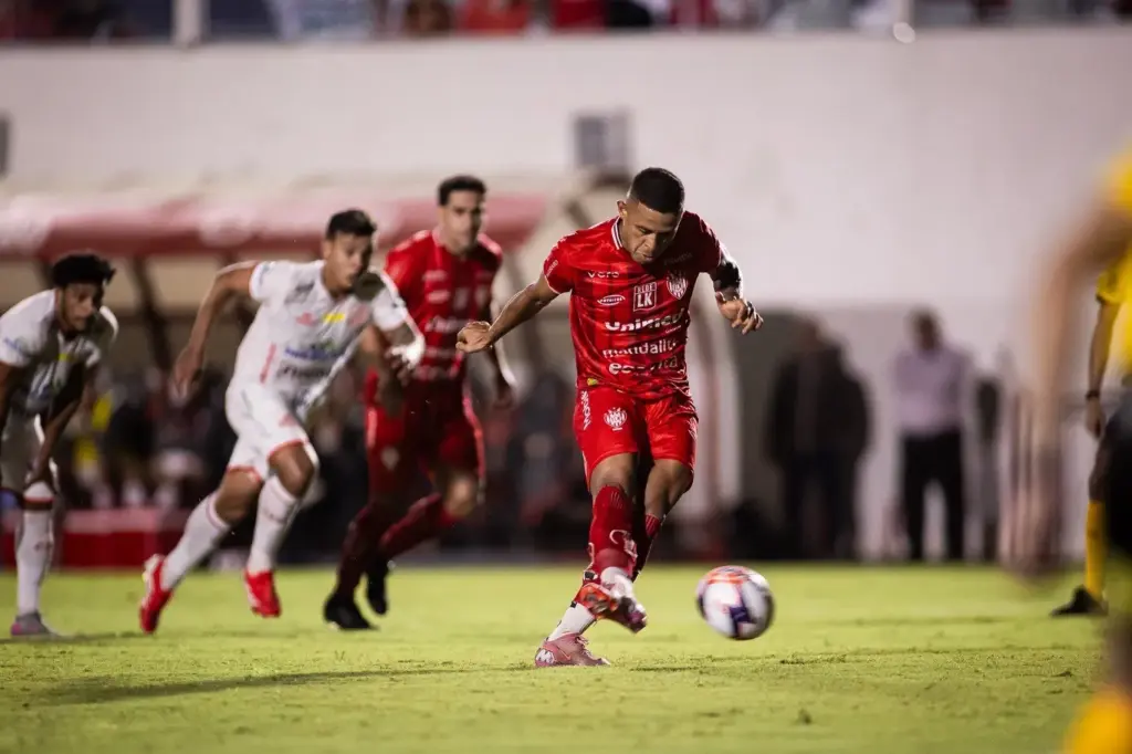 Ex-Ponte Preta, Marlyson celebra gol pelo Noroeste, e projeta reação