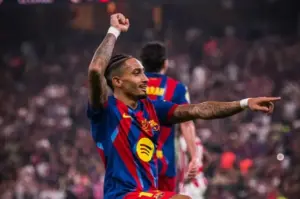 Raphinha entra na lista dos 50 maiores artilheiros da história do Barcelona