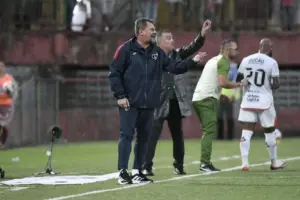 Técnico da Portuguesa desabafa após 1ª vitória: 'Não durmo há três noites'