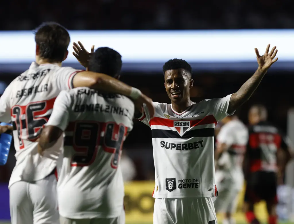 BRASILEIRÃO: São Paulo bate o Fla de virada na estreia; Santos e Timão perdem