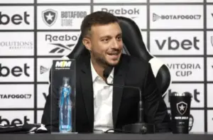 Anselmi é apresentado no Botafogo, e pede time 'competitivo'