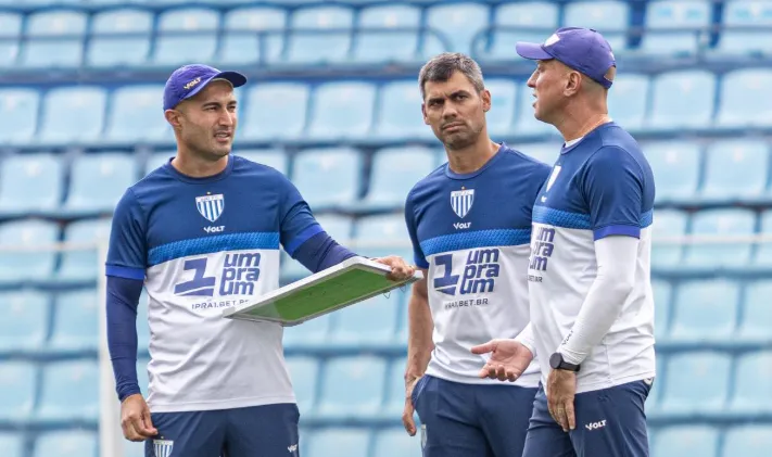 Catarinense: Cauan de Almeida valoriza Avaí e projeta confronto contra o Camboriú