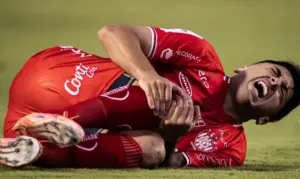Lateral do Noroeste sofre lesão no ligamento cruzado anterior