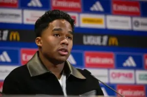 Endrick é criticado por técnico do Lyon após 4º jogo sem marcar