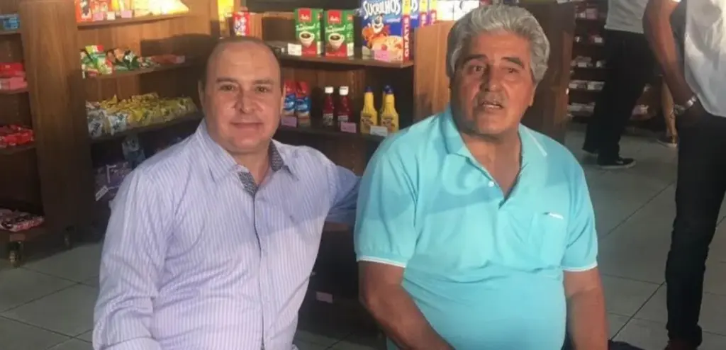 Luto! Morre atacante revelado pelo Guarani e que foi ídolo em Goiás 2 Sérgio Luiz (camisa verde) em foto recente ao lado de Artur Eugênio, diretor do Portal Futebol Interior