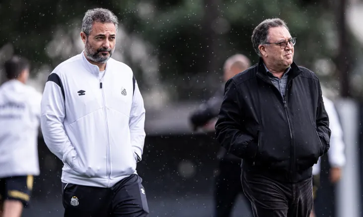 Alexandre Mattos rebate jornalistas em coletiva do santos