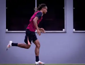 Meia do Corinthians tem febre e não participa de treino