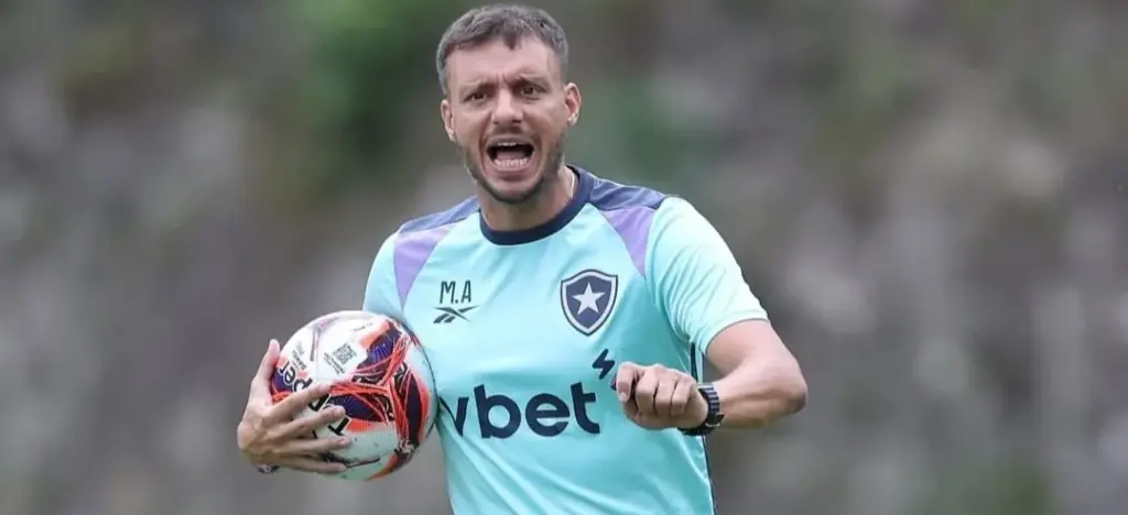 Anselmi durante treino do Botafogo (Foto: Vítor Silva-BFR)