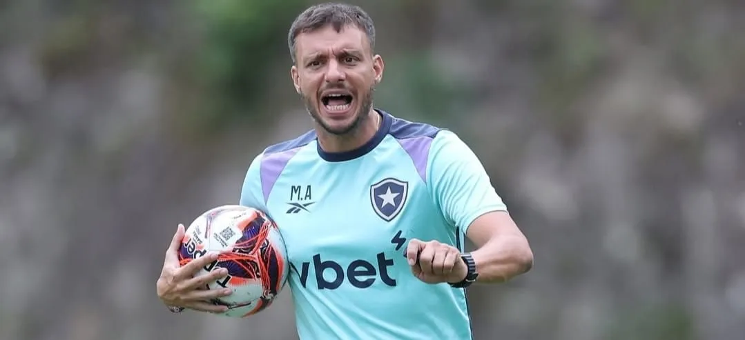 Anselmi durante treino do Botafogo (Foto: Vítor Silva-BFR)