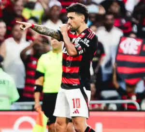 Arrascaeta recebe prêmio de Rei da América e brinca por ter batido Messi