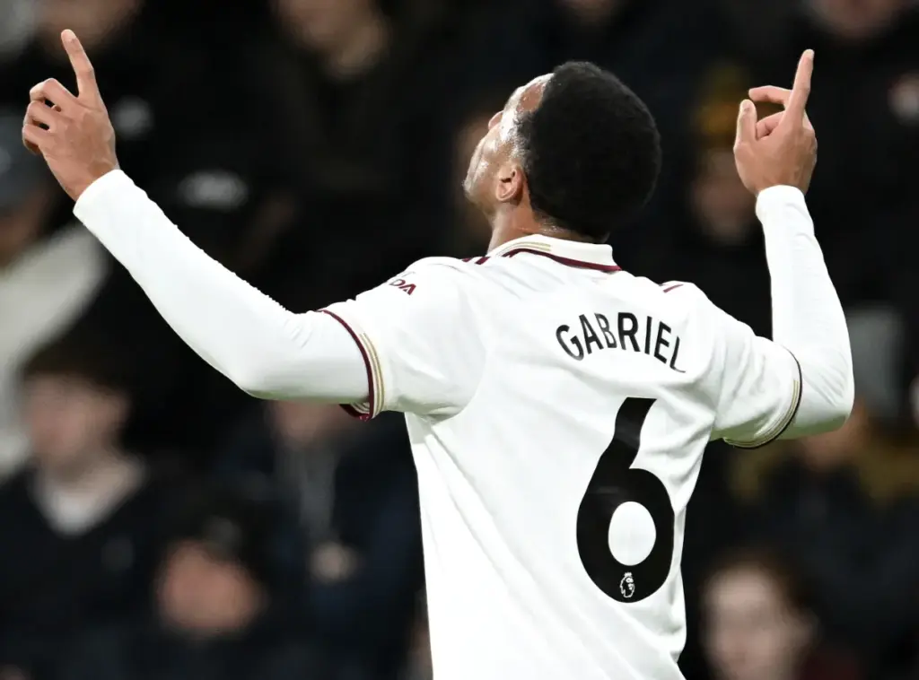 Arsenal vira sobre Bournemouth e coloca pressão no Manchester City na Premier League