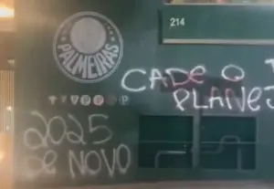 Vexame em campo gera protesto: Palmeiras tem muros pichados após goleada