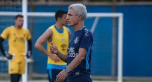 Grêmio perde e Luís Castro diz que mudanças eram necessárias