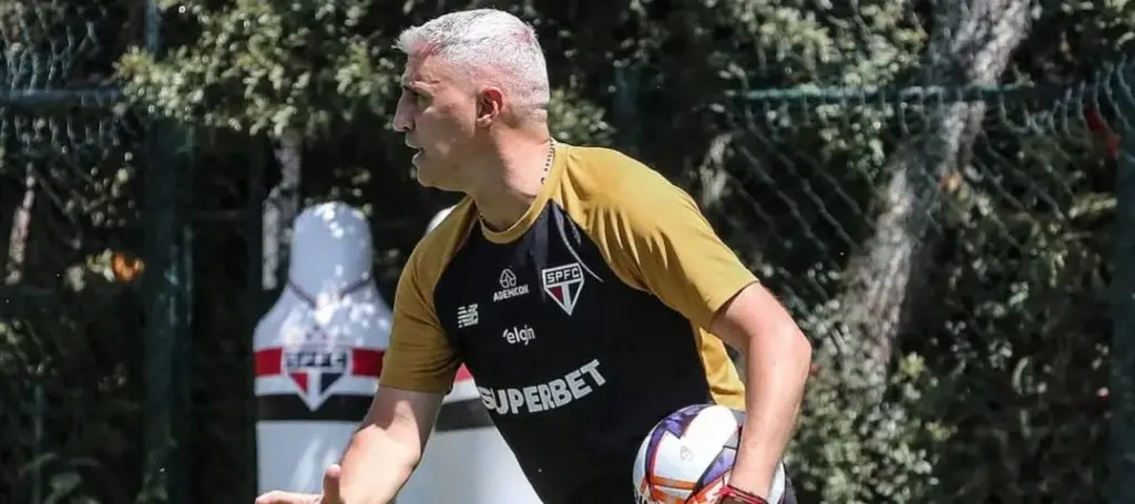 Empresário de trio do São Paulo manda indireta a Crespo: 'Líder limitado'