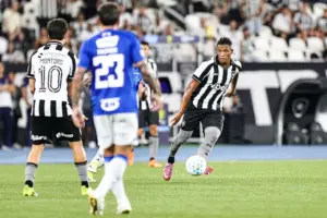 Danilo e Montoro têm noite de gala pelo Botafogo após quase saídas