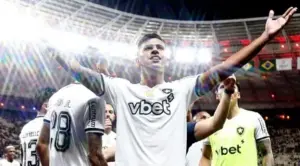 Botafogo recusa oferta de clube russo e negocia venda de zagueiro