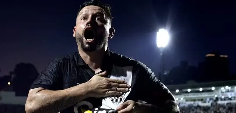 Elvis em ação (Foto: Marcos Ribboli-Ponte Press)