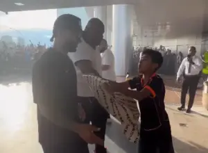 Supercopa Rei: Torcida faz festa no hotel do Corinthians antes de final