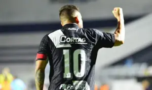 Elvis volta a vestir a 10 na Ponte Preta após saída de Cristiano