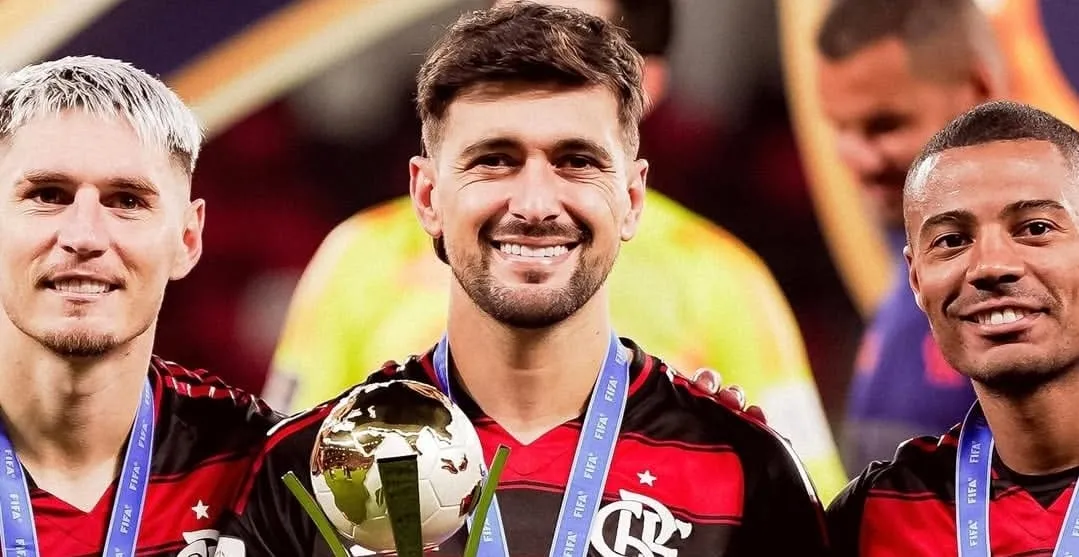 Varela, Arrascaeta e De la Cruz, uruguaios que defendem o Flamengo (Foto: Adriano Fontes-CRF)