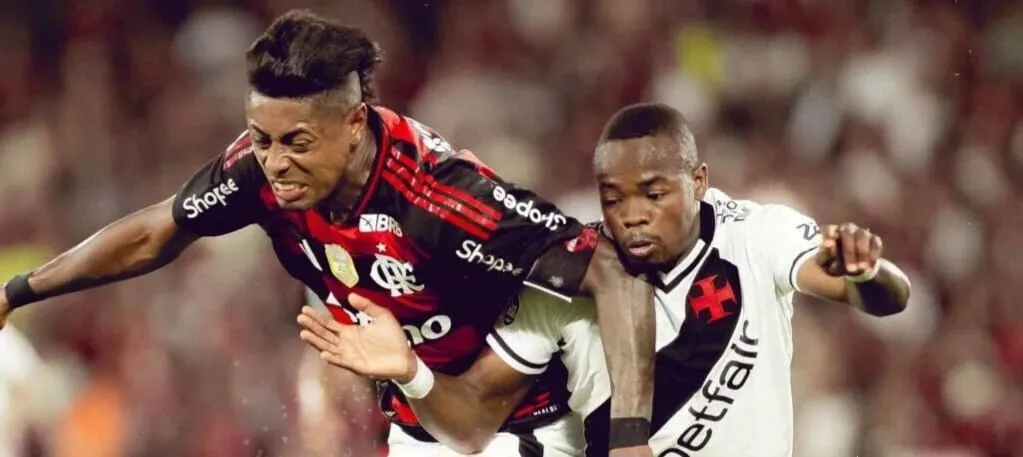 Bruno Henrique e Andrés Gómez em Flamengo x Vasco (Foto: Adriano Fontes-CRF)
