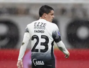 Corinthians acerta rescisão com Fagner e projeta economia de R$ 8 milhões