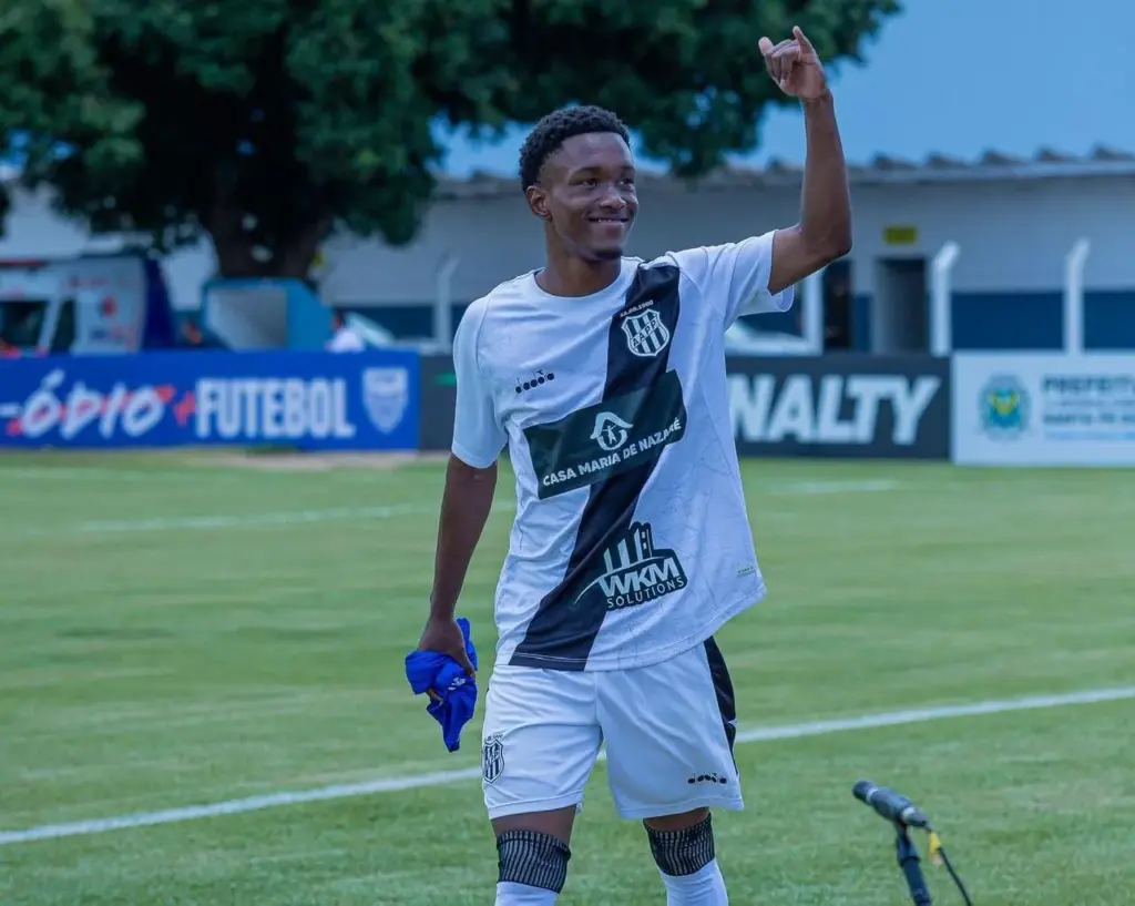 Isaac Melo aciona Ponte Preta na Justiça por salários atrasados