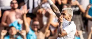 Santos vence e Gabigol celebra reestreia com gol