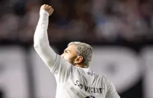 Gabigol celebra 'barreira invertida' para salvar o Santos