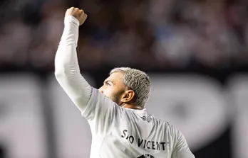 Gabigol celebra barreira em gol que salvou o Santos