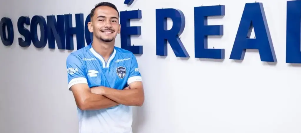 Revelação do futebol brasileiro assina primeiro contrato profissional