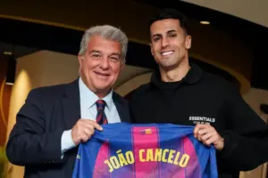 Barcelona anuncia o retorno de João Cancelo por empréstimo