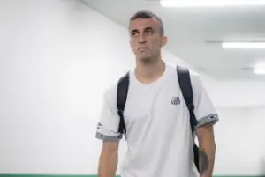 João Schmidt critica apagão do Santos após derrota em Chapecó