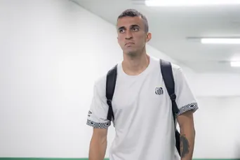 João Schmidt critica apagão do Santos após derrota em Chapecó