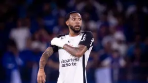 Martínez explica atraso em volta ao Corinthians: 'Sinto falta do bando de loucos'