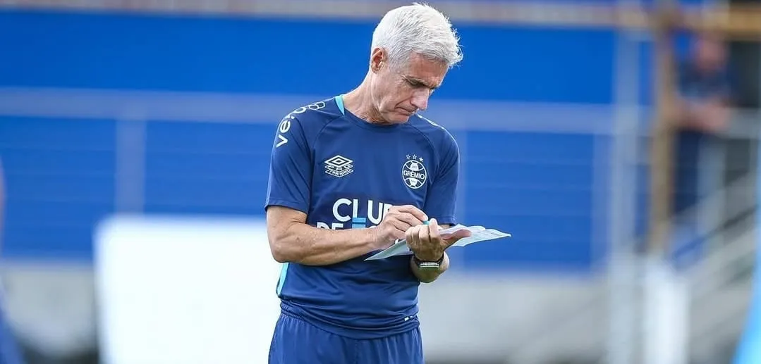 Luís Castro durante treino (Foto: Lucas Uebel-Grêmio FBPA)