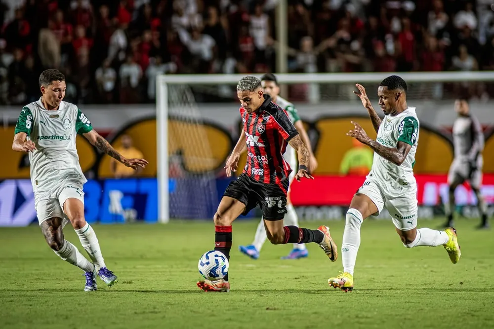 Vitória decide não renovar e lateral volta ao Atlético-MG