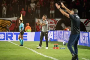 Jair Ventura destaca força do Vitória e comenta chegada de Marinho