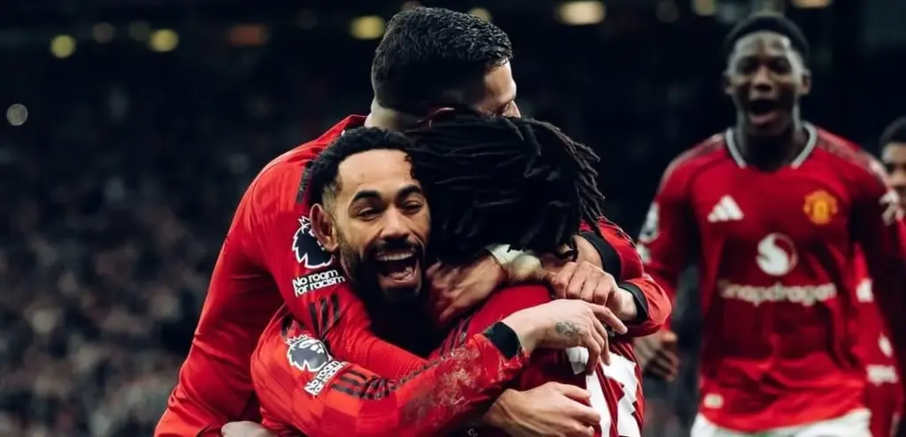 Brasileiro se destaca e Manchester United bate o City no Inglês